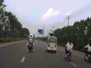 Phi thường - kỳ quặc - TQ: Ô tô vi phạm bỏ chạy, cảnh sát bám trên nóc suốt 13km