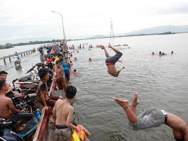 Hàng trăm người bơi lội, rửa xe ngay trên đường ở Hà Nội