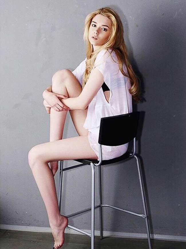 Cô có vẻ ngoài hệt như búp bê barbie.