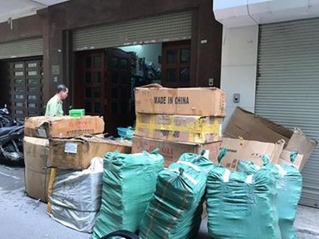 Thị trường - Tiêu dùng - "Bắt sống" hàng nghìn sản phẩm thời trang giả mạo sắp tung ra thị trường