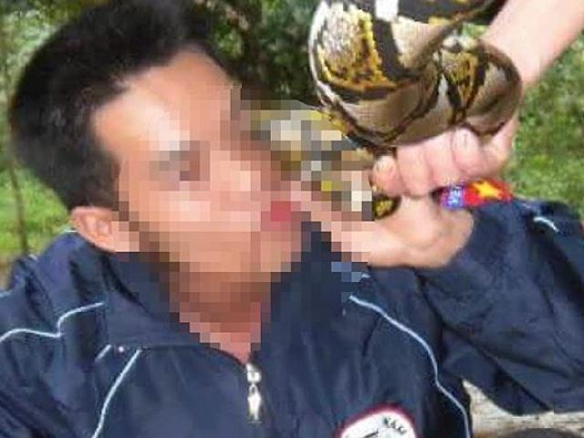 Tin tức trong ngày - Uống máu trăn gấm quý hiếm rồi "khoe" trên mạng xã hội