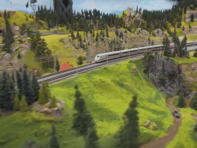 Media - Mô hình "khủng" nhất thế giới chứa hàng nghìn xe cộ, máy bay