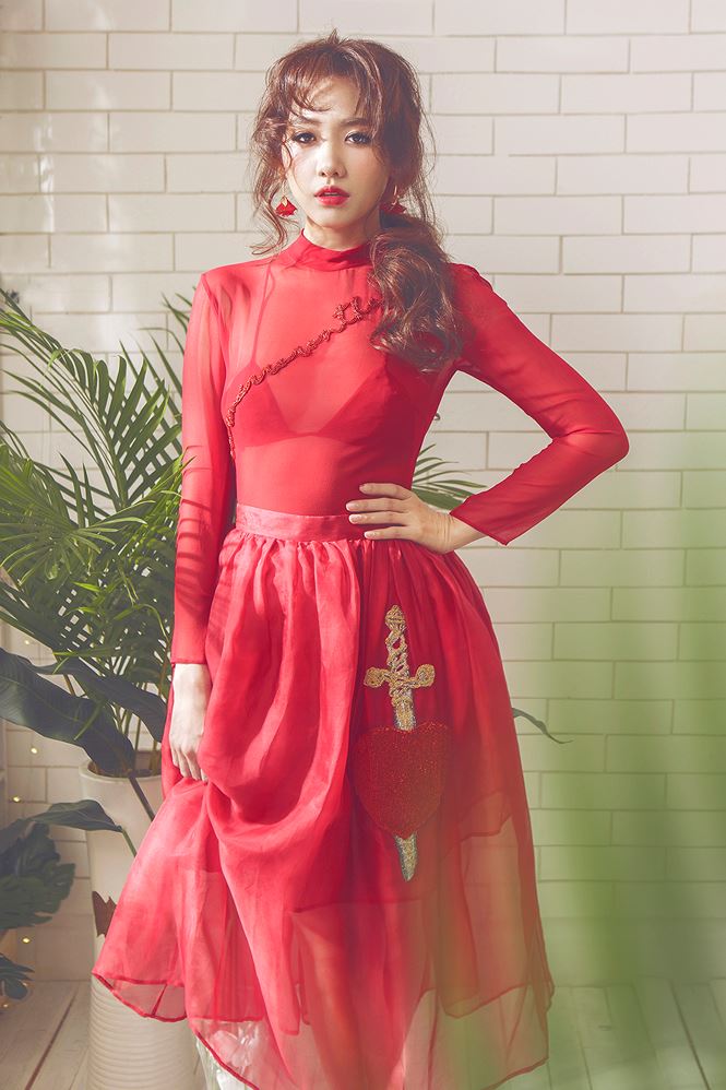 Mặc gợi cảm quá mức nhưng khó ai chê nổi của Hari Won, Hà Hồ... - 1