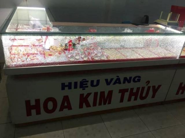 Thanh niên bịt mặt cướp tiệm vàng táo tợn ở Quảng Nam