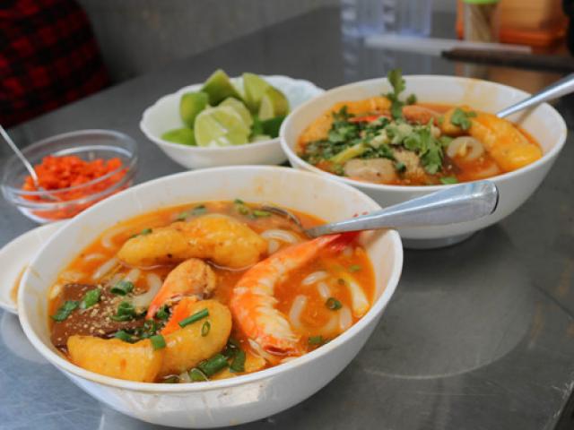 Ẩm thực - Khách sành ăn "giật mình" với bánh canh cua vỉa hè giá 300.000 đồng
