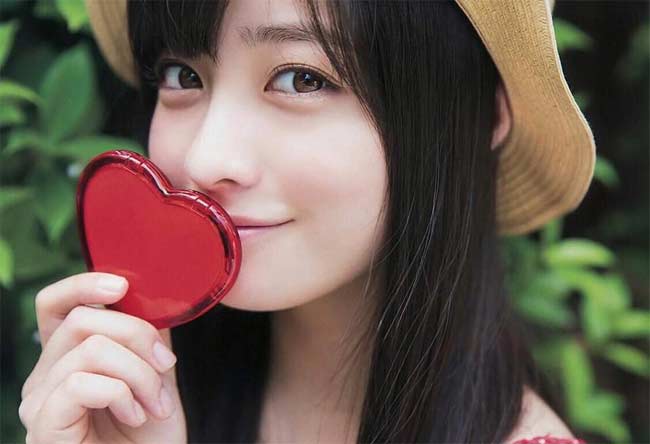 Suối tóc huyền gây thương nhớ giúp cô nổi bật giữa bao người đẹp có mái tóc cầu kỳ.