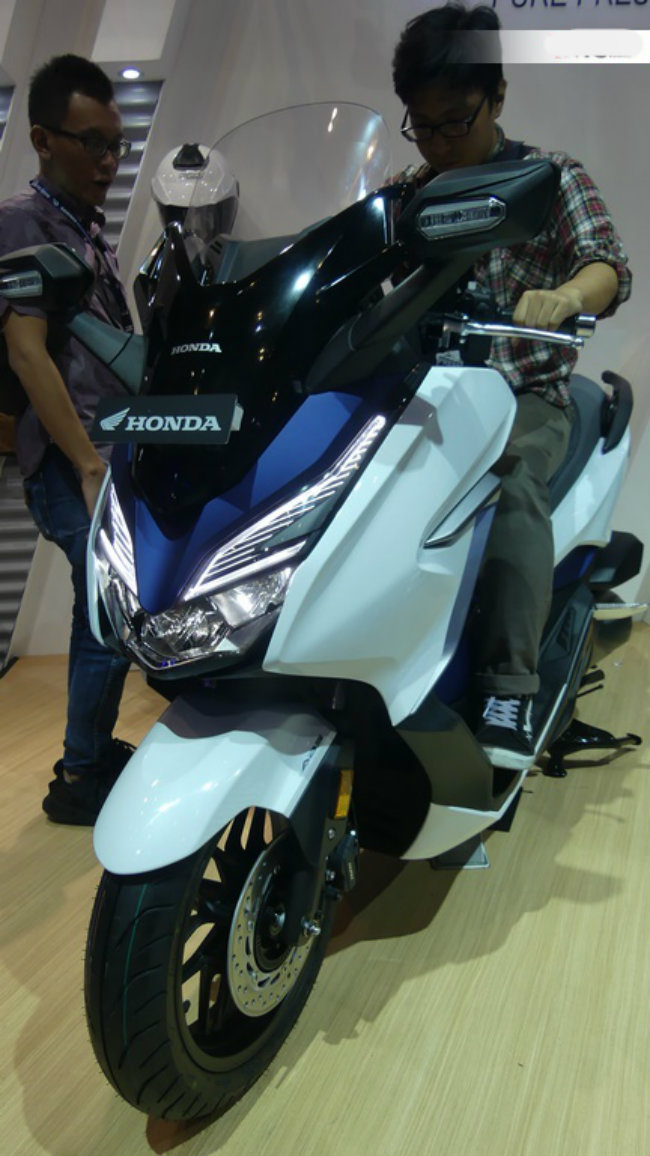 Tại triển lãm xe quốc tế Gaikindo Indonesia (GIIAS) 2018 đang diễn ra ở Indonesia, Honda đã chính thức trình làng mẫu xe Forza 250 mới. Mẫu xe chưa được tiết lộ giá bán chính thức, tuy nhiên, giới thạo xe cho rằng Honda Forza 250 có giá tầm 70 triệu IDR (112,3 triệu VNĐ). Đây là một mức giá rất hợp lý và nhiều hấp dẫn.