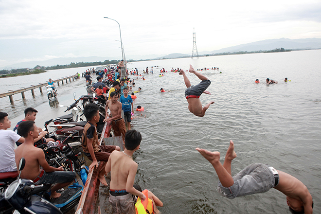 Hàng trăm người bơi lội, rửa xe ngay trên đường ở Hà Nội - 2