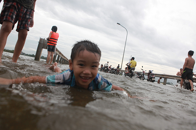 Hàng trăm người bơi lội, rửa xe ngay trên đường ở Hà Nội - 3