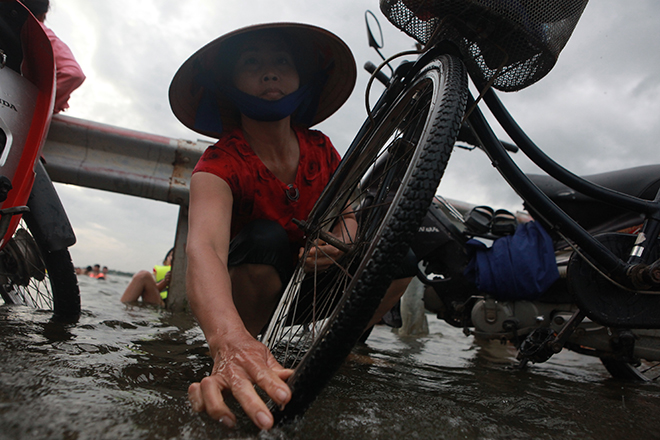 Hàng trăm người bơi lội, rửa xe ngay trên đường ở Hà Nội - 4