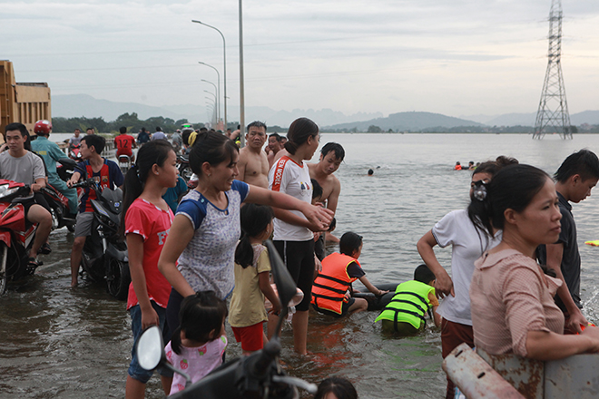 Hàng trăm người bơi lội, rửa xe ngay trên đường ở Hà Nội - 6