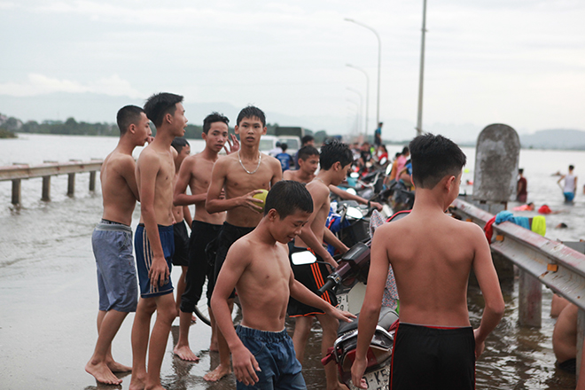 Hàng trăm người bơi lội, rửa xe ngay trên đường ở Hà Nội - 7