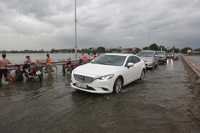 Hàng trăm người bơi lội, rửa xe ngay trên đường ở Hà Nội - 5
