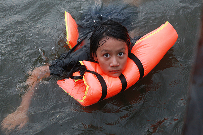 Hàng trăm người bơi lội, rửa xe ngay trên đường ở Hà Nội - 12