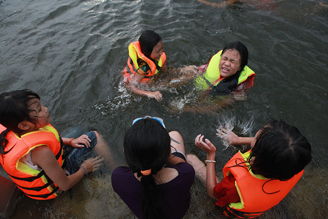 Hàng trăm người bơi lội, rửa xe ngay trên đường ở Hà Nội - 9