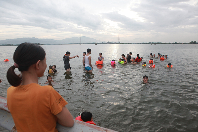 Hàng trăm người bơi lội, rửa xe ngay trên đường ở Hà Nội - 10