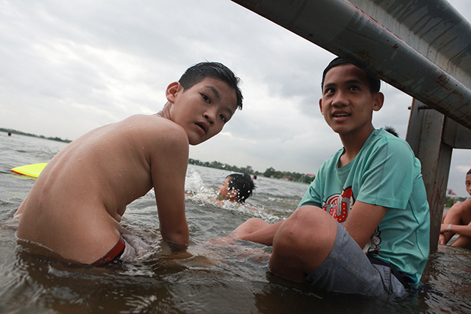 Hàng trăm người bơi lội, rửa xe ngay trên đường ở Hà Nội - 8