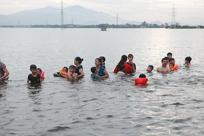 Hàng trăm người bơi lội, rửa xe ngay trên đường ở Hà Nội - 11