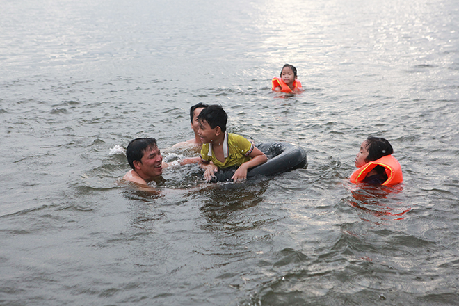 Hàng trăm người bơi lội, rửa xe ngay trên đường ở Hà Nội - 13