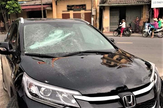 Bảo vệ đập liên tiếp vào ô tô tiền tỉ đỗ trước cổng ngân hàng - 1