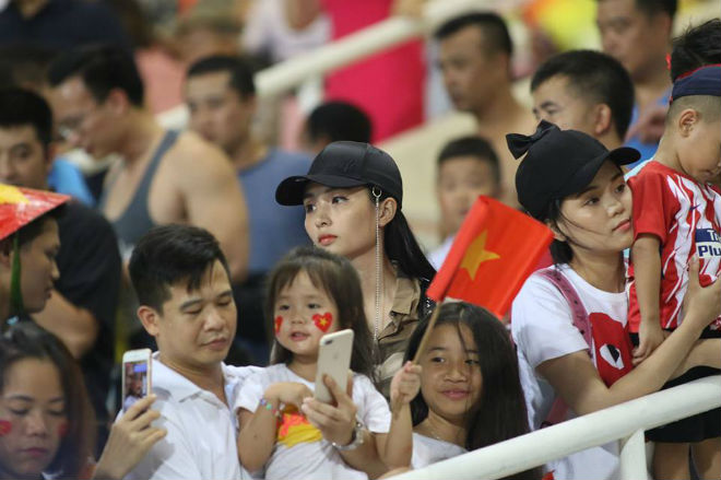 Hot girl &#34;ngủ gật&#34; gây sốt World Cup &#34;truyền lửa&#34; U23 Việt Nam vượt khó - 9