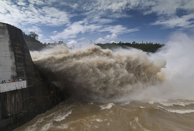Thủy điện Hòa Bình, Sơn La, Tuyên Quang đồng loạt xả lũ do mưa lớn - 1