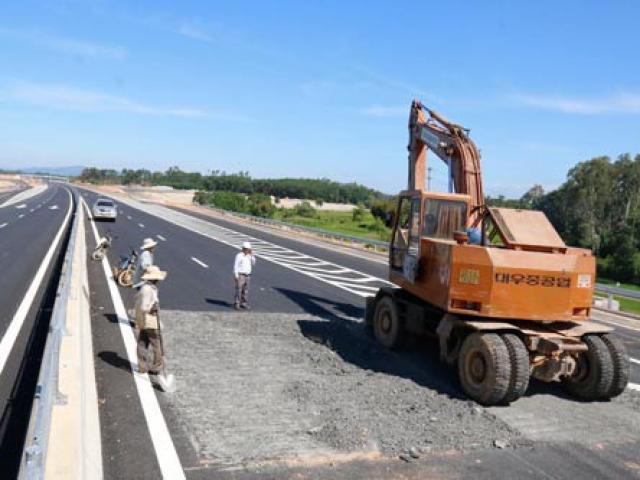 Tin tức trong ngày - Cao tốc Đà Nẵng - Quảng Ngãi: Thảm nhựa lại đoạn bị bộ trưởng chê "lộc cộc"