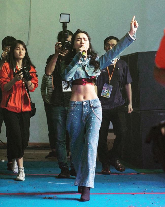 Hình ảnh mới nhất của Hòa Minzy trong một sự kiện âm nhạc khiến người hâm mộ vô cùng ngỡ ngàng vì vòng eo săn chắc, nhỏ xíu khó tin.&nbsp;