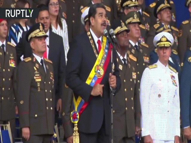 Cận cảnh vệ sĩ tung tấm chống đạn cho Tổng thống Venezuela