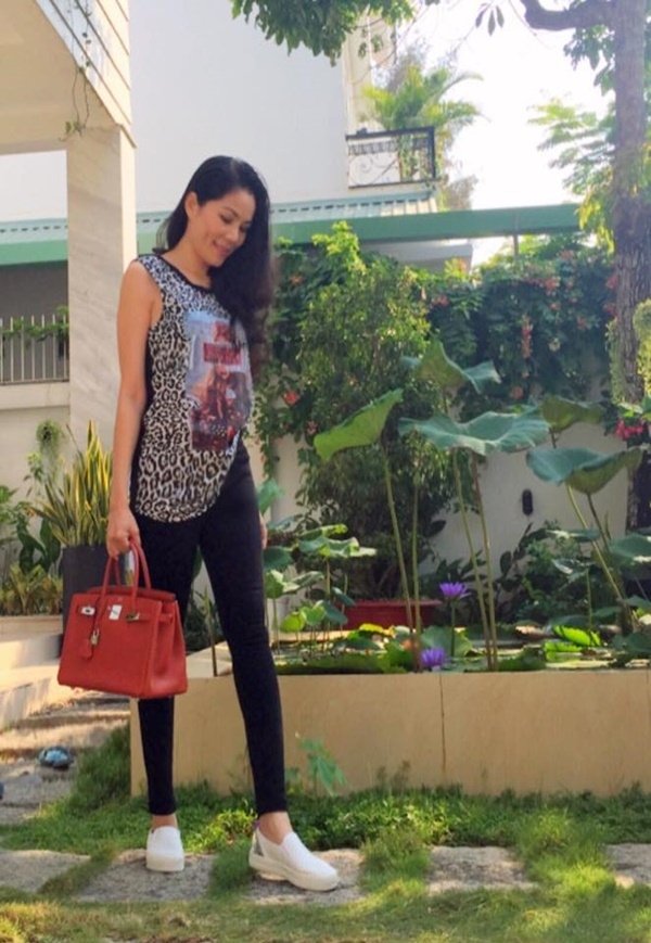 Vợ MC Quyền Linh sang chảnh hết nấc với loạt đồ hiệu - 10