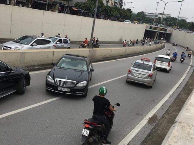 Truy tìm tài xế Mercedes biển ”ngũ quý” chạy ngược chiều trong hầm Kim Liên