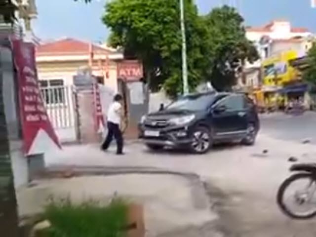 Tin tức trong ngày - Bất ngờ nguyên nhân bảo vệ đập ôtô tiền tỉ trước cổng ngân hàng