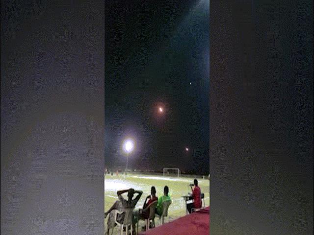 Thế giới - Yemen: Trên trời tên lửa ầm ầm, ở dưới cầu thủ miệt mài đá bóng