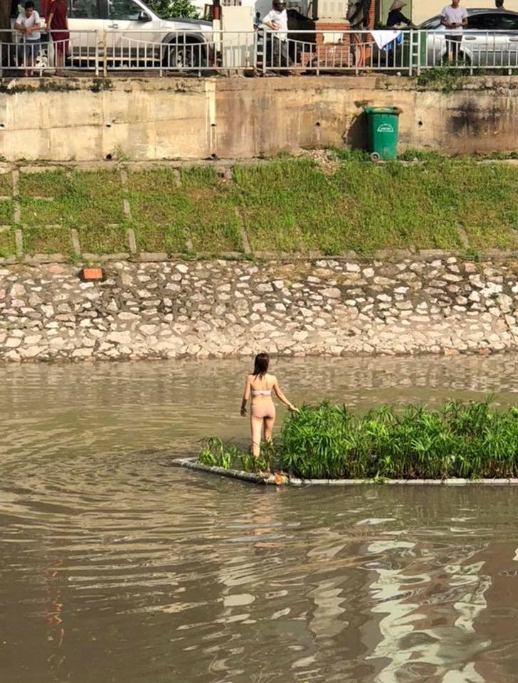Chuyện khó tin: Cô gái trẻ cởi đồ bơi ra giữa sông Tô Lịch nhảy múa - 1