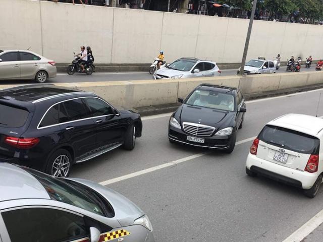 Tin tức trong ngày - Ai là chủ xe Mercedes biển "ngũ quý" chạy ngược chiều hầm Kim Liên?