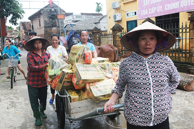 Người dân Chương Mỹ cười tươi, kéo xe, chèo thuyền đi nhận hàng cứu trợ - 2