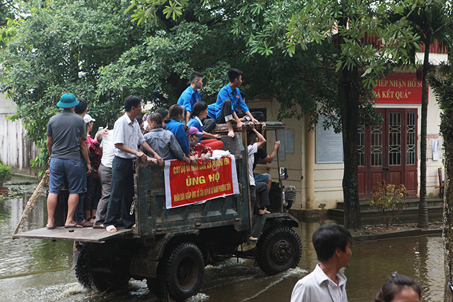 Người dân Chương Mỹ cười tươi, kéo xe, chèo thuyền đi nhận hàng cứu trợ - 3