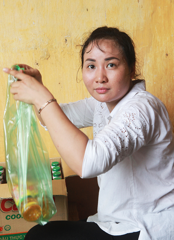 Người dân Chương Mỹ cười tươi, kéo xe, chèo thuyền đi nhận hàng cứu trợ - 7