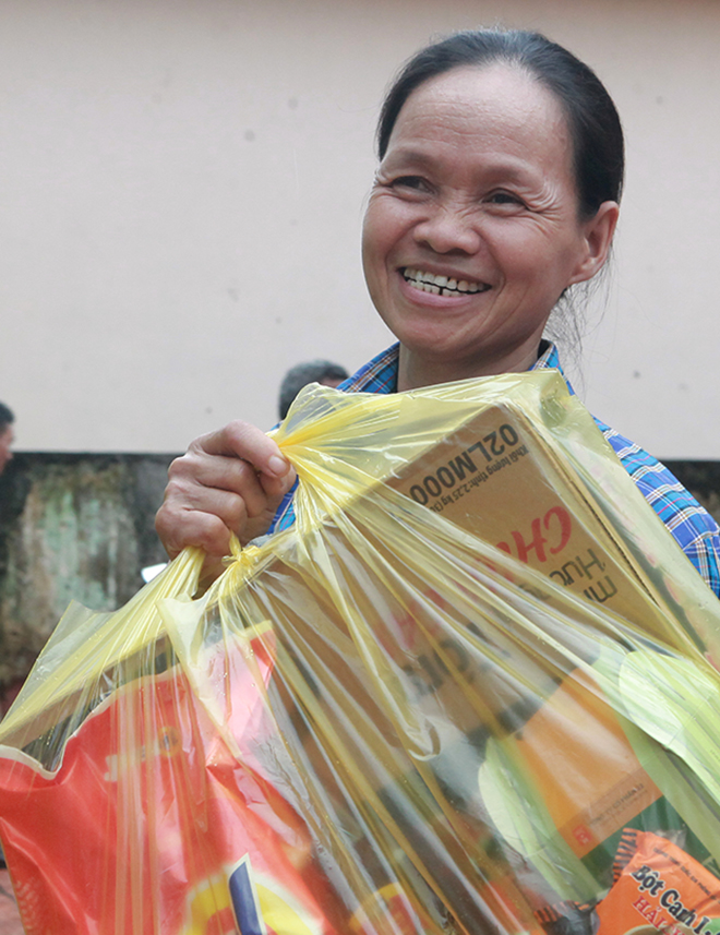 Người dân Chương Mỹ cười tươi, kéo xe, chèo thuyền đi nhận hàng cứu trợ - 8