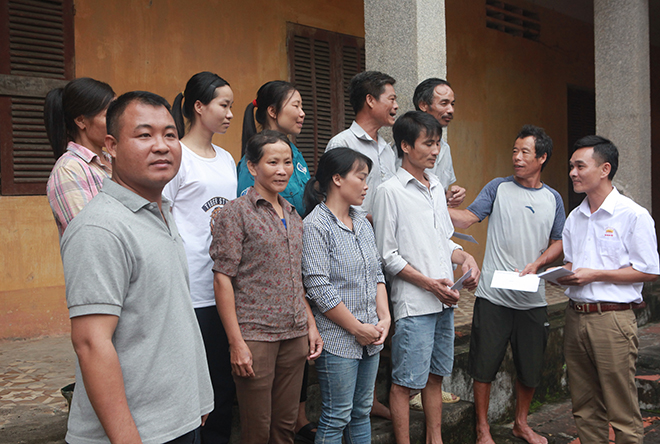 Người dân Chương Mỹ cười tươi, kéo xe, chèo thuyền đi nhận hàng cứu trợ - 6