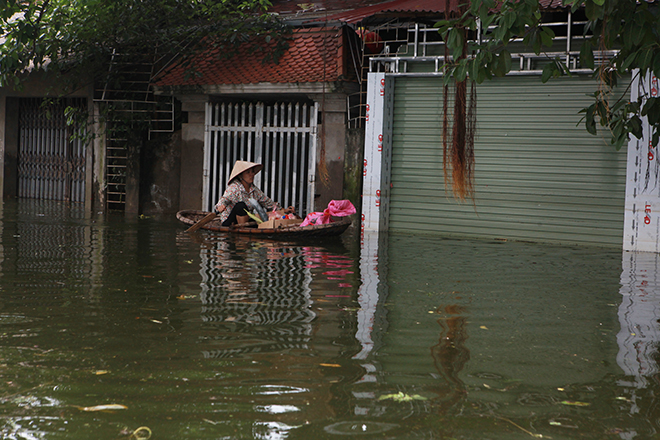 Người dân Chương Mỹ cười tươi, kéo xe, chèo thuyền đi nhận hàng cứu trợ - 11