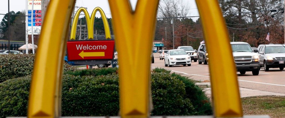 Mỹ: Uống nước ngọt ở cửa hàng McDonald, tay chân mất cảm giác - 1