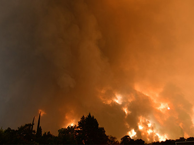 Lốc xoáy lửa khổng lồ sức gió hơn 100km/h hình thành trong cháy rừng ở Mỹ