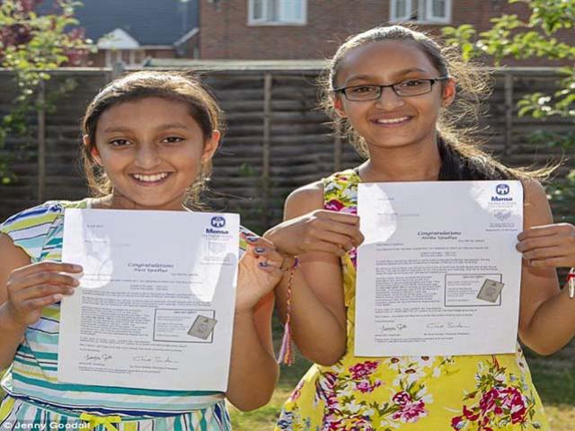 Giáo dục - du học - Cặp sinh đôi thông minh hơn cả Einstein khiến ai cũng choáng váng