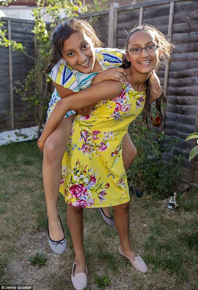 Cặp sinh đôi thông minh hơn cả Einstein khiến ai cũng choáng váng - 1