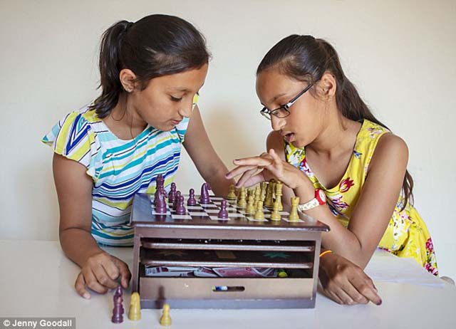 Cặp sinh đôi thông minh hơn cả Einstein khiến ai cũng choáng váng - 8