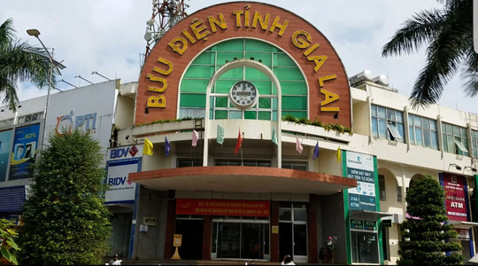 Nhân viên bưu điện quăng hàng của khách như ném rác - 1