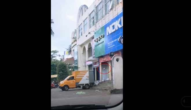 Nhân viên bưu điện quăng hàng của khách như ném rác - 2