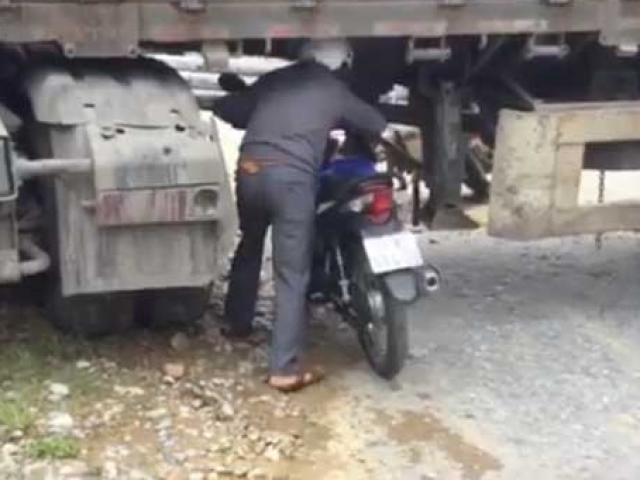 Tin tức trong ngày - Xe chở cột điện chắn ngang quốc lộ, dân chui gầm xe qua đường