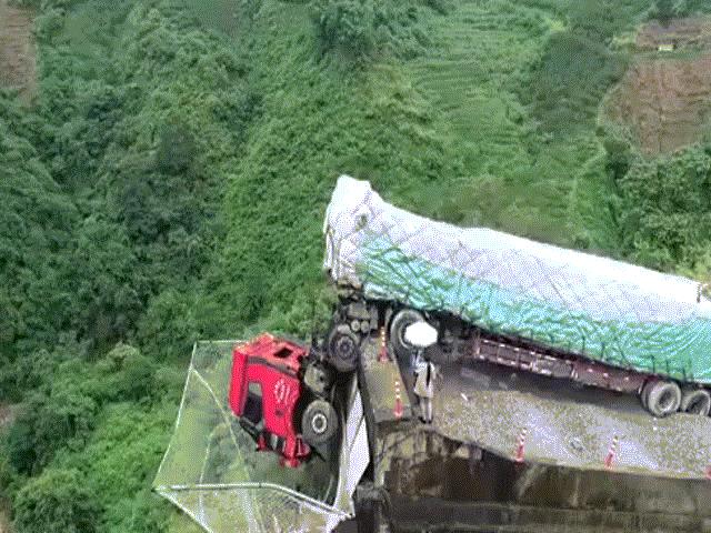 Media - Tài xế thoát chết nhờ lưới khổng lồ trên "con đường tử thần"